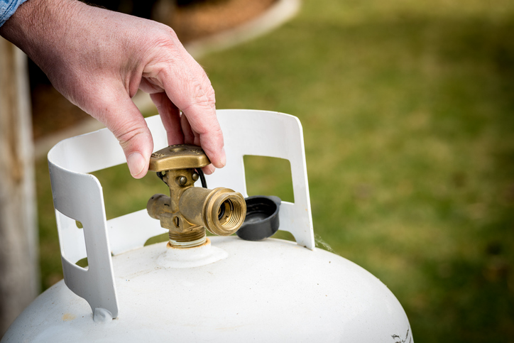 Backyard propane tank valve adjustment